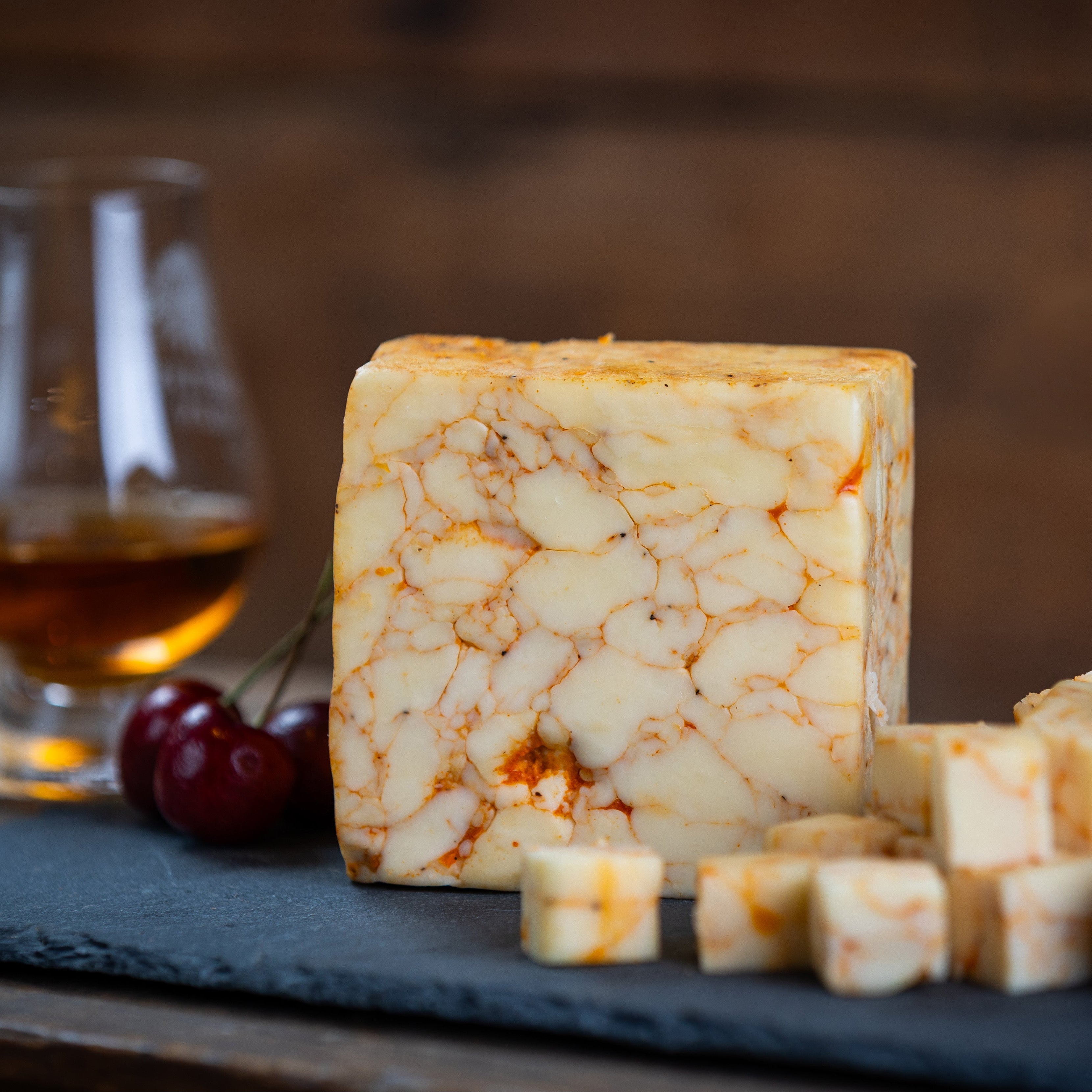 チーズ Cherry Bourbon Cheddar Cheese – Renard's Cheese